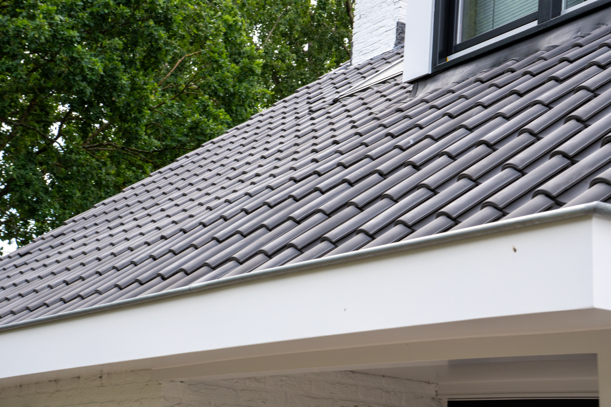 Uitbreiding en dakrenovatie van een vrijstaande woning in Laren