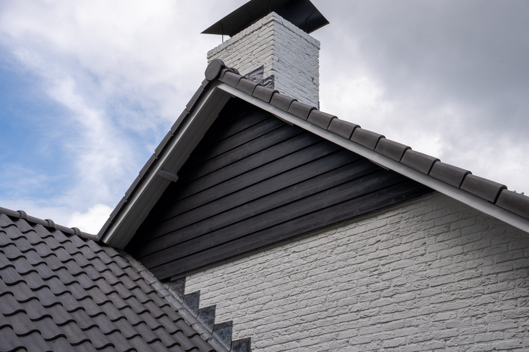 Uitbreiding en dakrenovatie van een vrijstaande woning in Laren