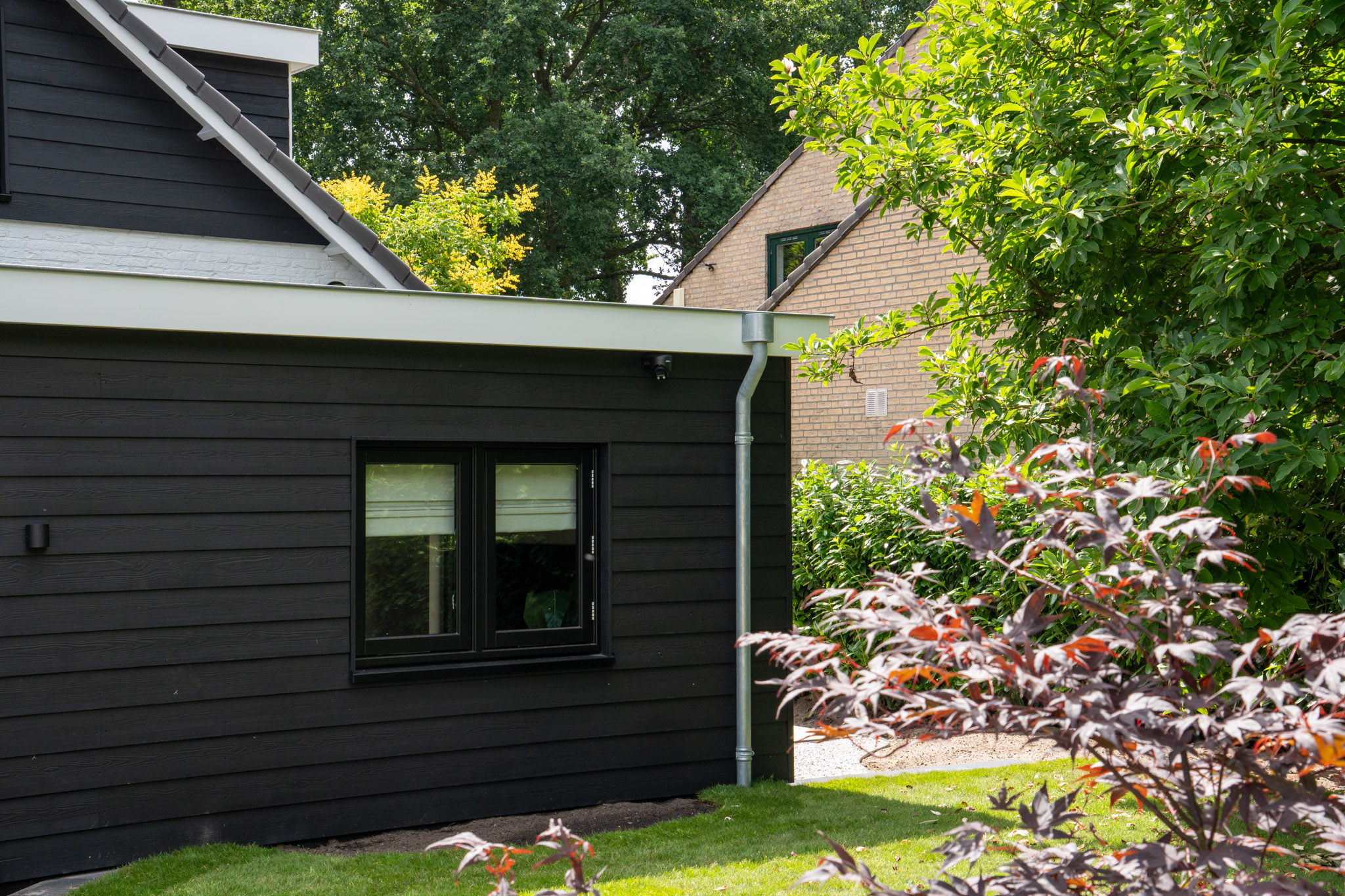 Uitbreiding en dakrenovatie van een vrijstaande woning in Laren