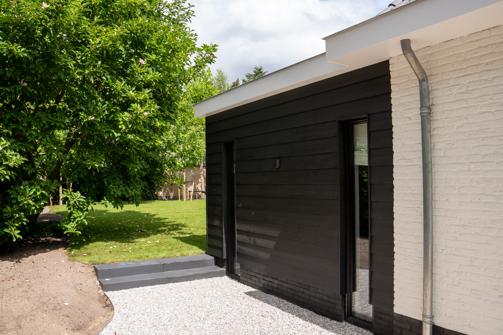 Uitbreiding en dakrenovatie van een vrijstaande woning in Laren